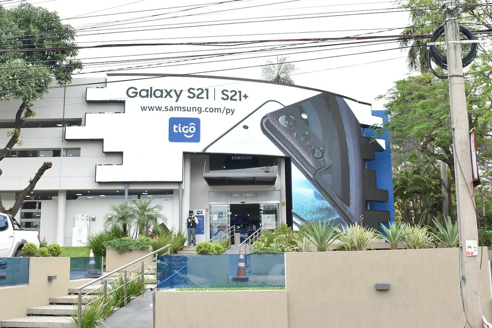 Pantalla LED de 18 por 8 metros instalada por MG Pro en la fachada de Tigo